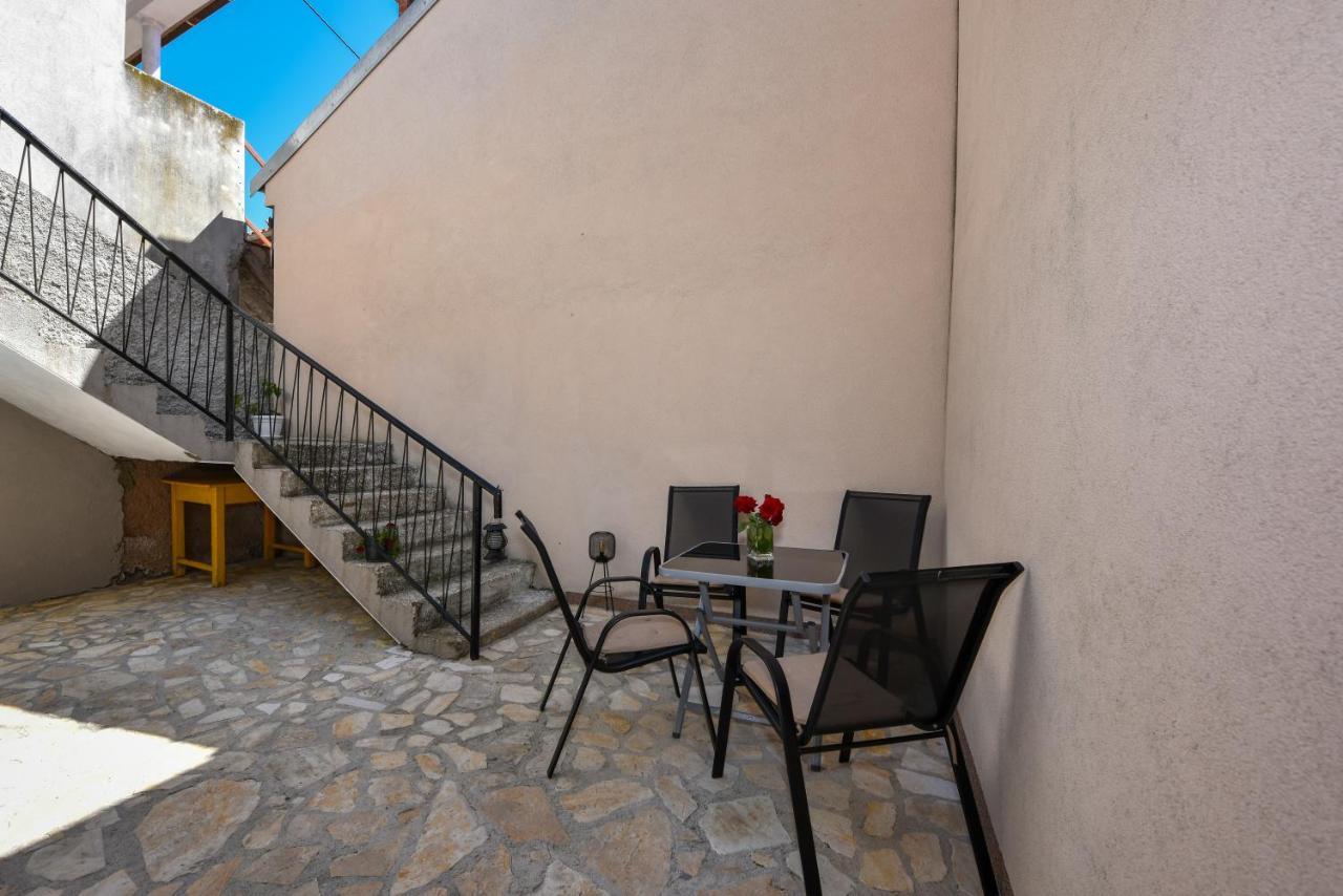 Apartment Loro With Jacuzzi Posedarje Exterior photo