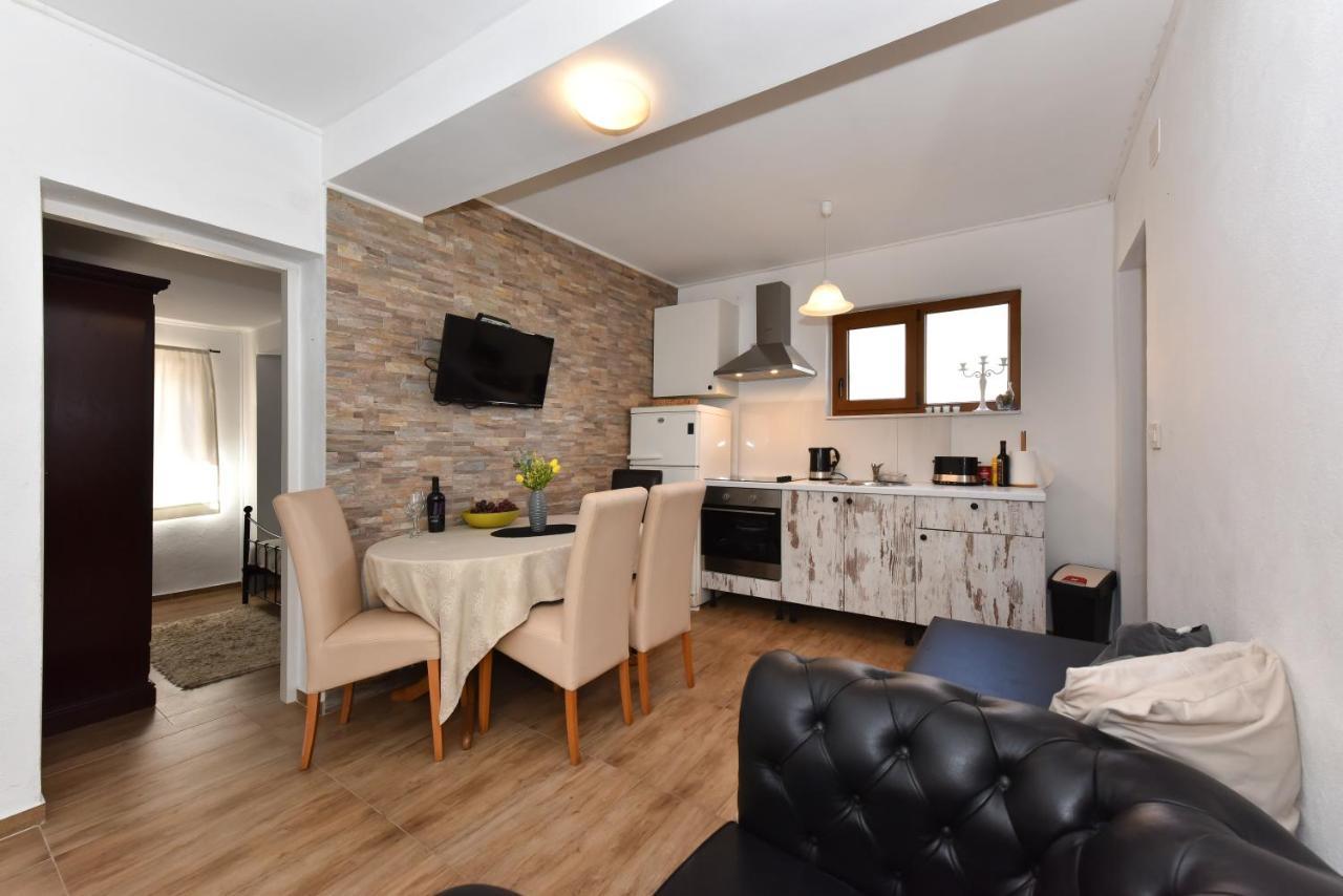 Apartment Loro With Jacuzzi Posedarje Exterior photo