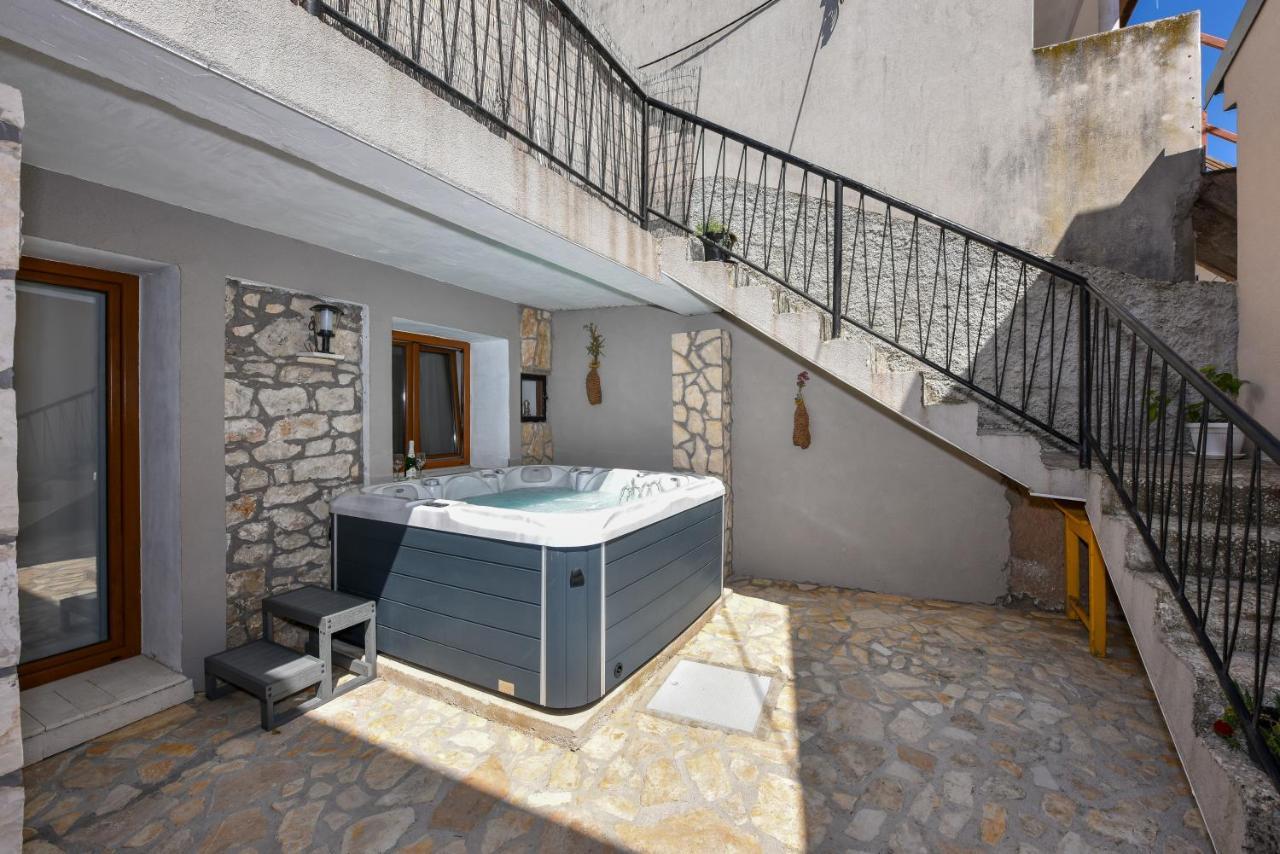 Apartment Loro With Jacuzzi Posedarje Exterior photo
